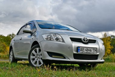 Ukrayna 'nın Dnipropetrovsk bölgesi Novomoskovsk şehri 12 / 10 / 2024. Toyota Auris nehir kıyısındaki arabanın fotoğraf çekimi. Araba öncelikle Avrupalı tüketicileri hedef almakla birlikte, hem Avrupa 'da, hem İngiltere' deki Toyota fabrikalarında ve Japonya 'da üretilmektedir..