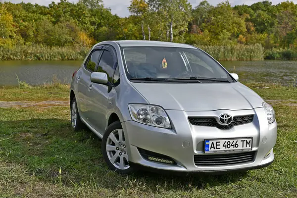 Ukrayna 'nın Dnipropetrovsk bölgesi Novomoskovsk şehri 12 / 10 / 2024. Toyota Auris nehir kıyısındaki arabanın fotoğraf çekimi. Araba öncelikle Avrupalı tüketicileri hedef almakla birlikte, hem Avrupa 'da, hem İngiltere' deki Toyota fabrikalarında ve Japonya 'da üretilmektedir..