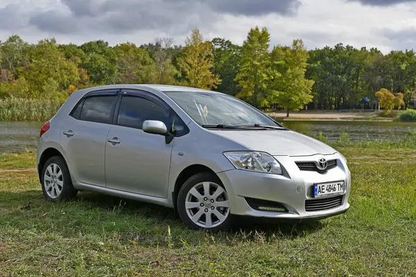 Ukrayna 'nın Dnipropetrovsk bölgesi Novomoskovsk şehri 12 / 10 / 2024. Toyota Auris nehir kıyısındaki arabanın fotoğraf çekimi. Araba öncelikle Avrupalı tüketicileri hedef almakla birlikte, hem Avrupa 'da, hem İngiltere' deki Toyota fabrikalarında ve Japonya 'da üretilmektedir..