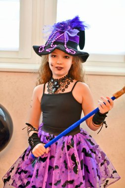 Cadılar Bayramı için güzel bir kıyafet giymiş küçük güzel bir cadı şekeri için geldi..