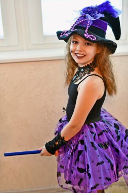 Cadılar Bayramı için güzel bir kıyafet giymiş küçük güzel bir cadı şekeri için geldi..