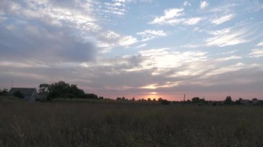 Gün batımında güzel kırsal manzaralar, Korolevka Novomoskovsk köyü Ukrayna bölgesi.