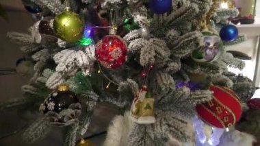 Yeni yıl ve Noel süsleri, çelenkler, oyuncaklar, Noel ağaçları, hediyeler.