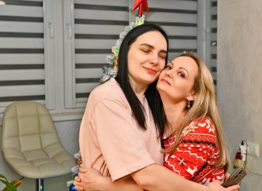 Erkekler, kadınlar ve çocuklar, aileler yeni yıl ve Noel 'i arkadaşlarıyla birlikte kutluyor..