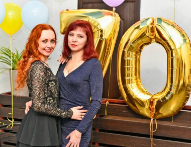 Bir Slav ailesi babalarının 70. doğum gününü Doğu Ukrayna 'nın Volnoye köyünde kutluyor..