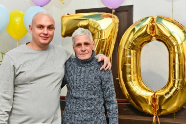 Bir Slav ailesi babalarının 70. doğum gününü Doğu Ukrayna 'nın Volnoye köyünde kutluyor..