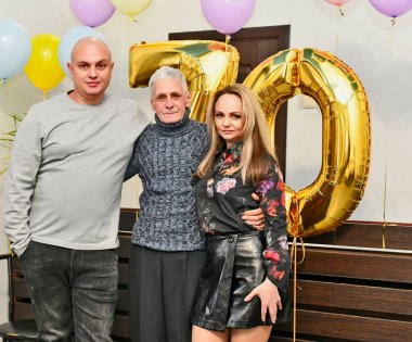 Bir Slav ailesi babalarının 70. doğum gününü Doğu Ukrayna 'nın Volnoye köyünde kutluyor..