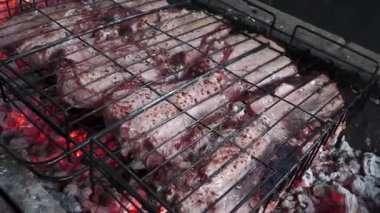 Shashlik, bir bardak kuru şarapla kömür gibi kokan güzel kokulu, sulu bir ettir..