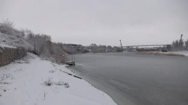 Samara nehri ve Ukrayna 'nın karlı kış manzaraları.