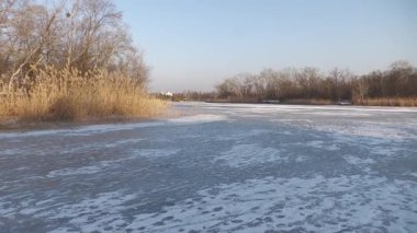 Samara nehri ve Ukrayna 'nın karlı kış manzaraları.