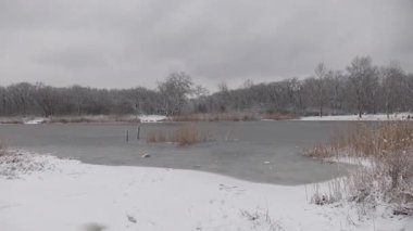 Samara nehri ve Ukrayna 'nın karlı kış manzaraları.