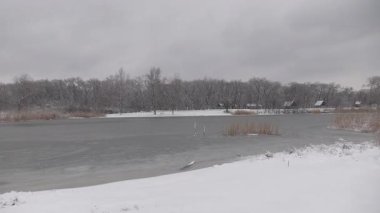 Samara nehri ve Ukrayna 'nın karlı kış manzaraları.