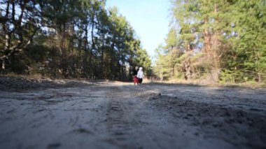 İlkbaharın başlarında aileler fotoğraf çekmek için bahar ormanlarında yürüyüşe çıktılar..