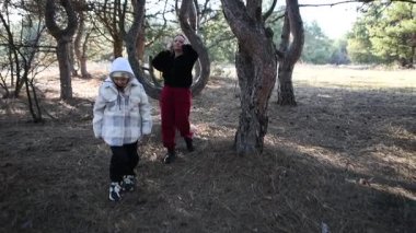 İlkbaharın başlarında aileler fotoğraf çekmek için bahar ormanlarında yürüyüşe çıktılar..