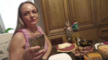 Aileler bebeğin yıldönümünü kutlar, yemek yer, kadeh kaldırır ve eğlenirler..