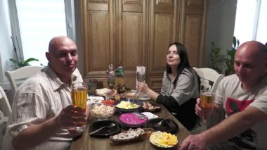 Aileler bebeğin yıldönümünü kutlar, yemek yer, kadeh kaldırır ve eğlenirler..