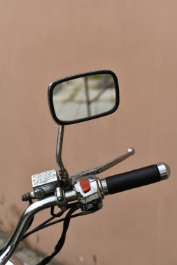 Helikopter bir tür motorsiklettir. Köklü modifiye edilmiş direksiyon açıları ve uzun çatalları var, böylece daha uzun görünüyor..