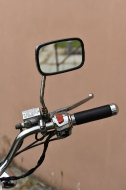 Helikopter bir tür motorsiklettir. Köklü modifiye edilmiş direksiyon açıları ve uzun çatalları var, böylece daha uzun görünüyor..