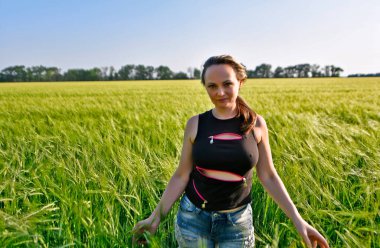 Güzel kadınlar, aile yazın tarlada güzel yabani çiçekler toplar..