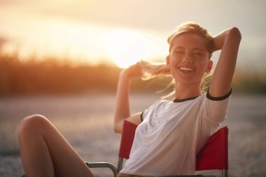 Kafkas sarışının gün batımından zevk alması, dışarıda oturması, saçlarına dokunması, gülmesi.