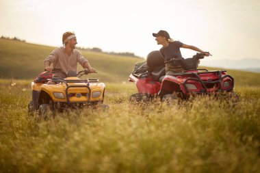 Kafkasyalı iki arkadaş doğada dörtlü sürüş yapıyor; aktif tatil kavramı