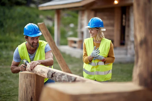 Építők Beszélgetnek Miközben Egy Faházon Dolgoznak Erdőben Egy Gyönyörű Napon — Stock Fotó