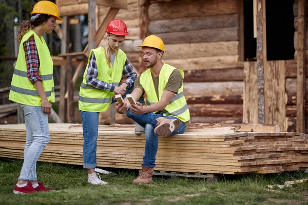 Mladí Stavební Pracovníci Pracující Stavbě Dřevěného Domu — Stock fotografie