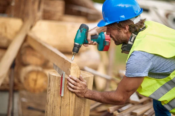 Mladý Muž Pracuje Vrtačkou Dřevěném Konstrukci Tesař Pracuje — Stock fotografie