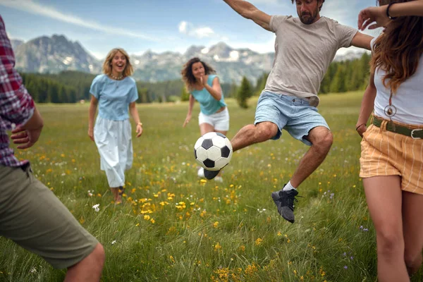 Persone Che Giocano Palla Nella Natura Prato Momento Rozzo Movimento — Foto Stock