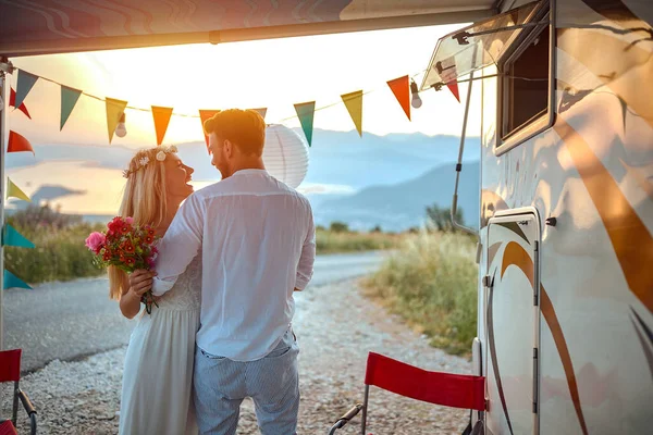 年轻的白人夫妇拥抱在一起 在露营者面前互相望着 在日落和美丽的景色下在户外 — 图库照片