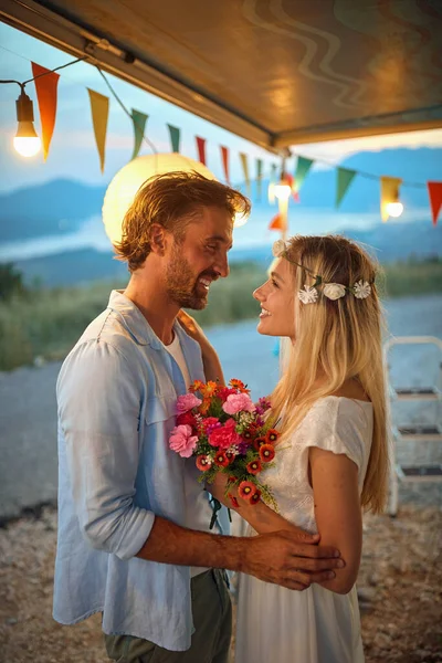 Nygifta Romantisk Stund Smekmånaden Vid Lägret Vacker Solnedgång Naturen Förhållande — Stockfoto