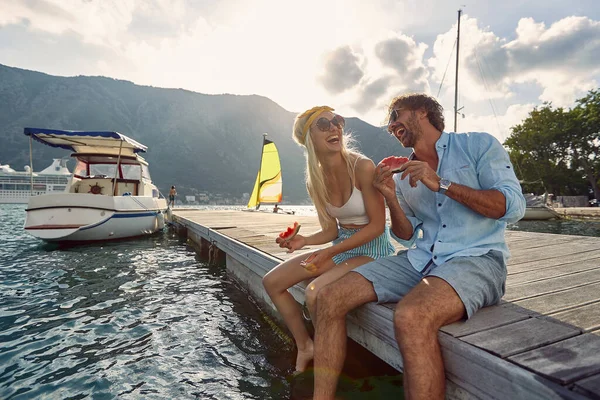 Young Adult Caucasian Couple Sitting Dock Eating Watermelon Laughing Looking — Stock Photo, Image