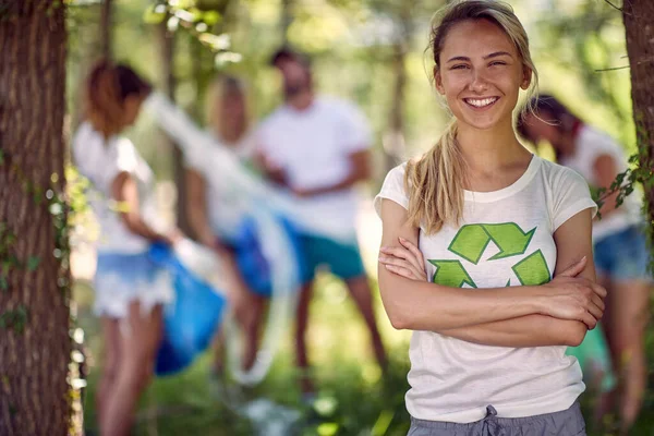 Веселая Молодая Женщина Волонтер Природе Группа Людей Убирает Лес Парк — стоковое фото