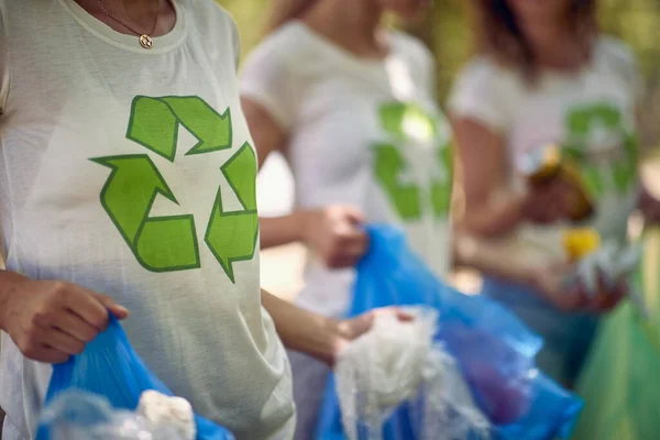 Grupo Jóvenes Voluntarios Recogiendo Basura Limpiando Naturaleza Basura Ambientalismo Concepto — Foto de Stock