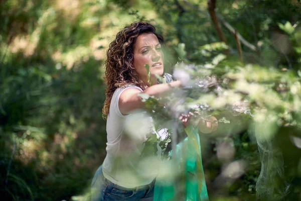 Volunteer Woman Picking Trash Nature Cleaning Forest Park Doing Charity — Stock Photo, Image
