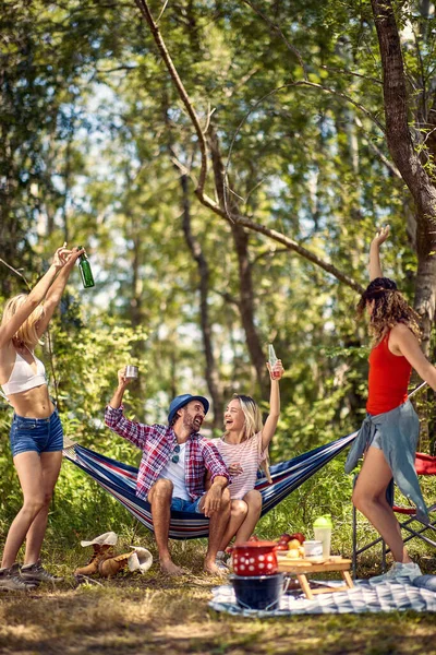 Grupa Młodych Turystow Urządzających Piknik Lesie Świętujemy Razem Dobrze Się — Zdjęcie stockowe
