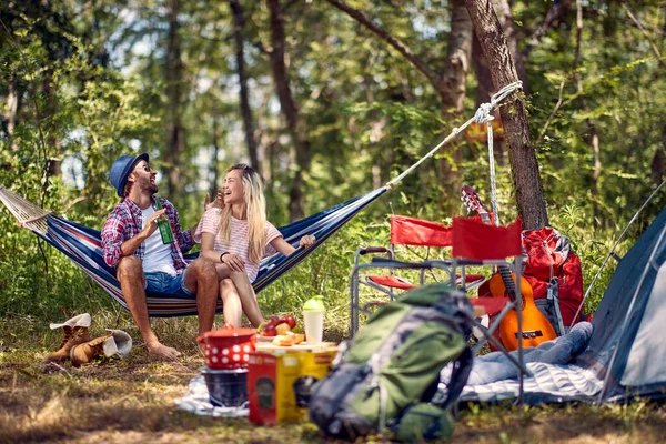 Ungt Muntert Hipsterpar Som Småprater Sitter Hengekøye Nyter Camping Naturen – stockfoto