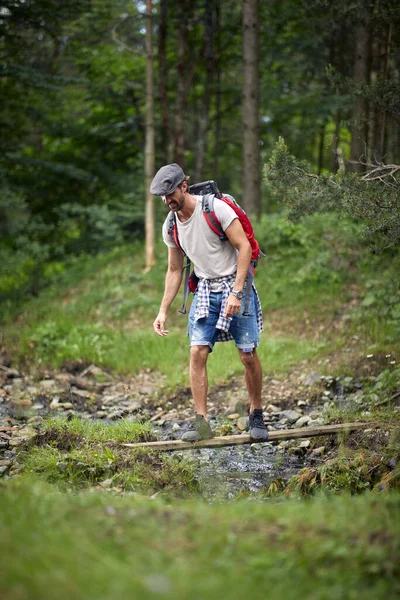 Jeune Homme Traversant Rivière Voyage Dans Forêt — Photo