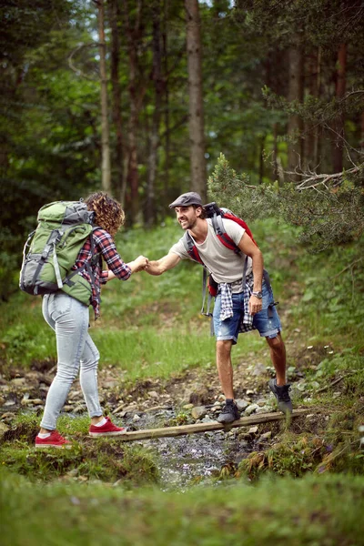 森の中を歩く旅行者のカップル — ストック写真