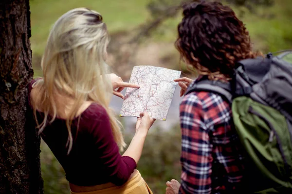 Zwei Freundinnen Betrachten Die Karte Während Sie Einem Schönen Tag — Stockfoto