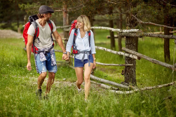 森の中を歩くダイナミック トラベラーカップル — ストック写真