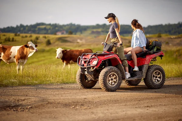 Two Beautiful Woman Driving Quad Together Nature Active Vacation Concept — Stock Photo, Image
