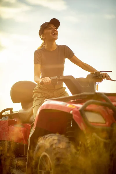 Glad Kaukasiska Flicka Kör Fyrhjuling Ensam Naturen — Stockfoto