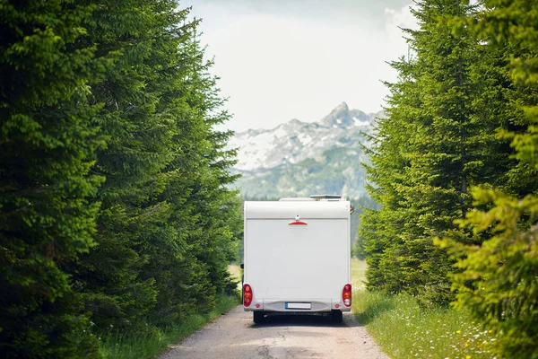 山岳道路でのキャンパー 自由車旅行と休日のコンセプト — ストック写真