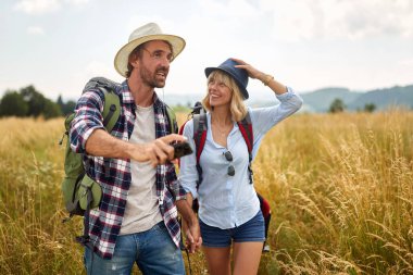 Sahada birlikte gezen mutlu beyaz bir çift.