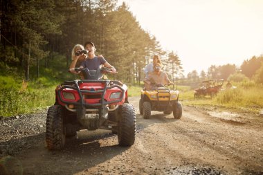 Doğada kuad süren bir grup avanturist arkadaş.