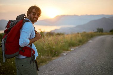 Yürüyüş. Sırt çantalı genç adam.