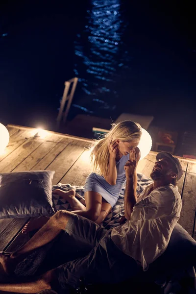 デートの夜を楽しんでいるカップル ロマンチックなデートをしている木製の桟橋の若い男と女 楽しさ ライフスタイルの概念 — ストック写真