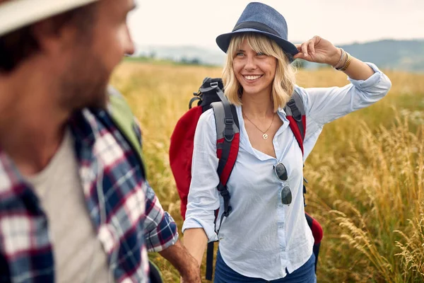 Lovely Caucasian Couple Exploring Countryside Together Field — Stock Photo, Image