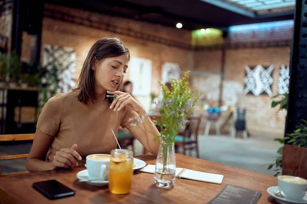 Junge Frau Genießt Ihre Zeit Café Notizen Machen Etwas Schreiben — Stockfoto